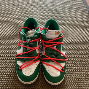 Nike Dunk Low Off-White Pine Green  - Size 41 väldigt bra skick och extremt sköna, pris kan diskuteras 