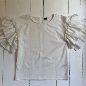 Otroligt fin topp från Gina - Säljer denna superfina tröja då den inte riktigt passar min stil längre, så att någon annan kan passa i den!! Den har väldigt fina volanger på ärmarna i tre olika storlekar. Tröjan är bara använd en gång så den är som nyskick!! 💖