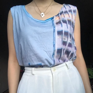 Retro-linne med tryck - Linne köpt second hand med unikt pastell-tryck! Superskön luftig bomull. Oversized känsla på mig, skulle passa allt från XS-L beroende på önskad passform. Frakten ingår i priset! 