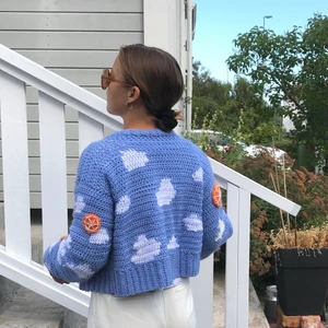 Stickad kofta - En hemmavirkad kofta i ljusblått med moln och apelsiner🍊🍊🍊 såå mysig både till sommarn och alla andra årstider🌸 ärmarna är inte helt identiska men ingenting som syns när den bärs på kroppen!! Allt är gjort i återvunnet garn 🍀  Tveka inte att skriva om du har fler frågor eller såå!!  Kika även gärna in på min sida där jag säljer mer egensydda och virkade kläder av återvunnet material🌳🌳 Finns även på instagram @lucu.studio 💗💗