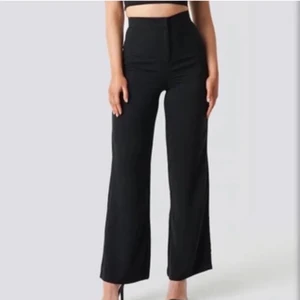 Kostymbyxor  - Kostymbyxor från nakd, dessa är vida. Materialet är väldigt luftigt. Dessa byxor är aldrig använda utan bara testade men tyvärr är de för stora därav priset 