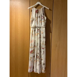 Klänning - Fin sommarklänning använd endast ett fåtal gånger. 