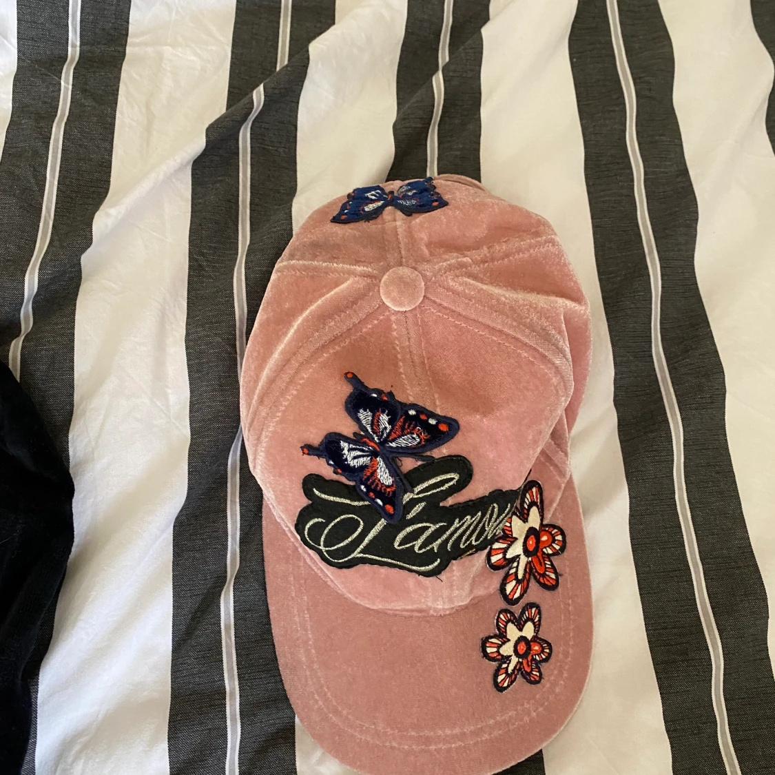 rosa keps med fjärilar  - 91