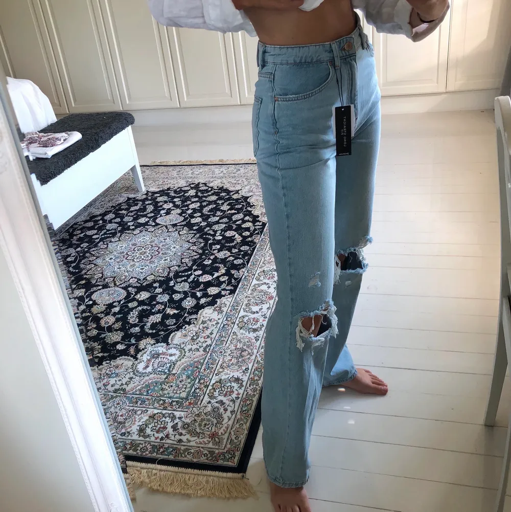 Fina helt oanvända jeans från strandvarius. Storlek 38 (säljer även 36). Skriv om ni vill ha fler bilder🥰 Pris kan diskuteras vid snabb affär!. Jeans & Byxor.