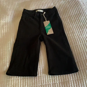 Svarta shorts  - Jag säljer ett par jättefina oanvänd långa shorts. Shortsen är i nyskick med lappen på ändas provade. Nypris är 280 kr. Köpare står för frakt💗