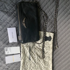 zadig & voltaire väska - Hej, säljer nu min fina zadig väska i super fint skick då jag tröttnat på den❤️ Köptes för €325.00 vilket motsvarar ca 3300kr😊 Kommer med dustbag samt äktighetsbevis och både den långa och korta kedjan. 😏 Den är i mellan storleken så inte för liten eller för stor utan helt perfekt att ta med sig samt väldigt stil ren så den matchar med nästan allt😝 Spårbar frakt - 67kr. 