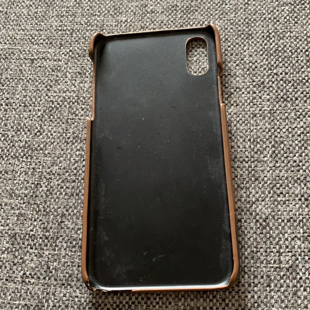 Ett mobilskal till iPhone X, i brunt skinn. Använd någon gång men är i fint skick. Köparen står för frakten. Accessoarer.
