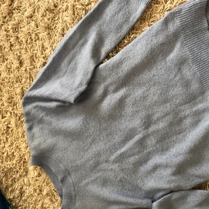 Blå stickad tröja i storlek s - Oanvänd stickad tröja, säljer pga för liten 