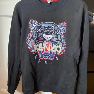 Kenzo - Kenzo sweatshirt från johnells köpt för 3000kr knappt använd. Inga fläckar osv. Storlek M passar Även L