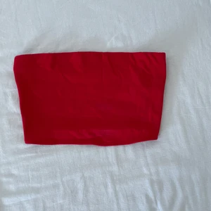 Topp H&M - En bedårande bandeautopp från H&M som är väldigt fin att ha under en kavaj. Pris: 60kr. Finns i Halmstad eller Kalmar annars står köparen för frakt. 