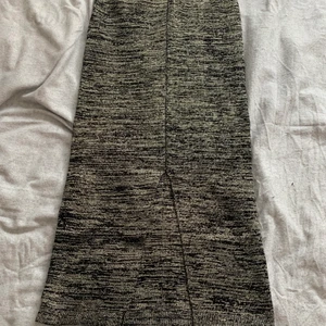 Lång tajt kjol med slits - Helt oanvänd kjol. Köpte i Thailand. Bra skick. 😀