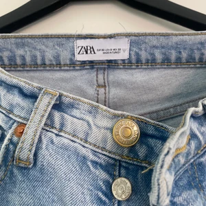 Mom jeans  - Mom jeans från zara, bra skick och sköna. Säljer pågrund av utrensning ur min garderob 💕