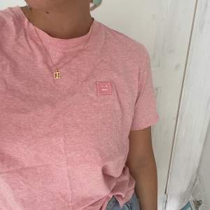 Najs basic t-shirt från acne i rosa lite mellerat tyg. Strl M, nyskick. 💝