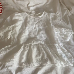 H&M - Jätte snygg tröja från H&M. Lik zara tröjorna. 80 kr plus frakt