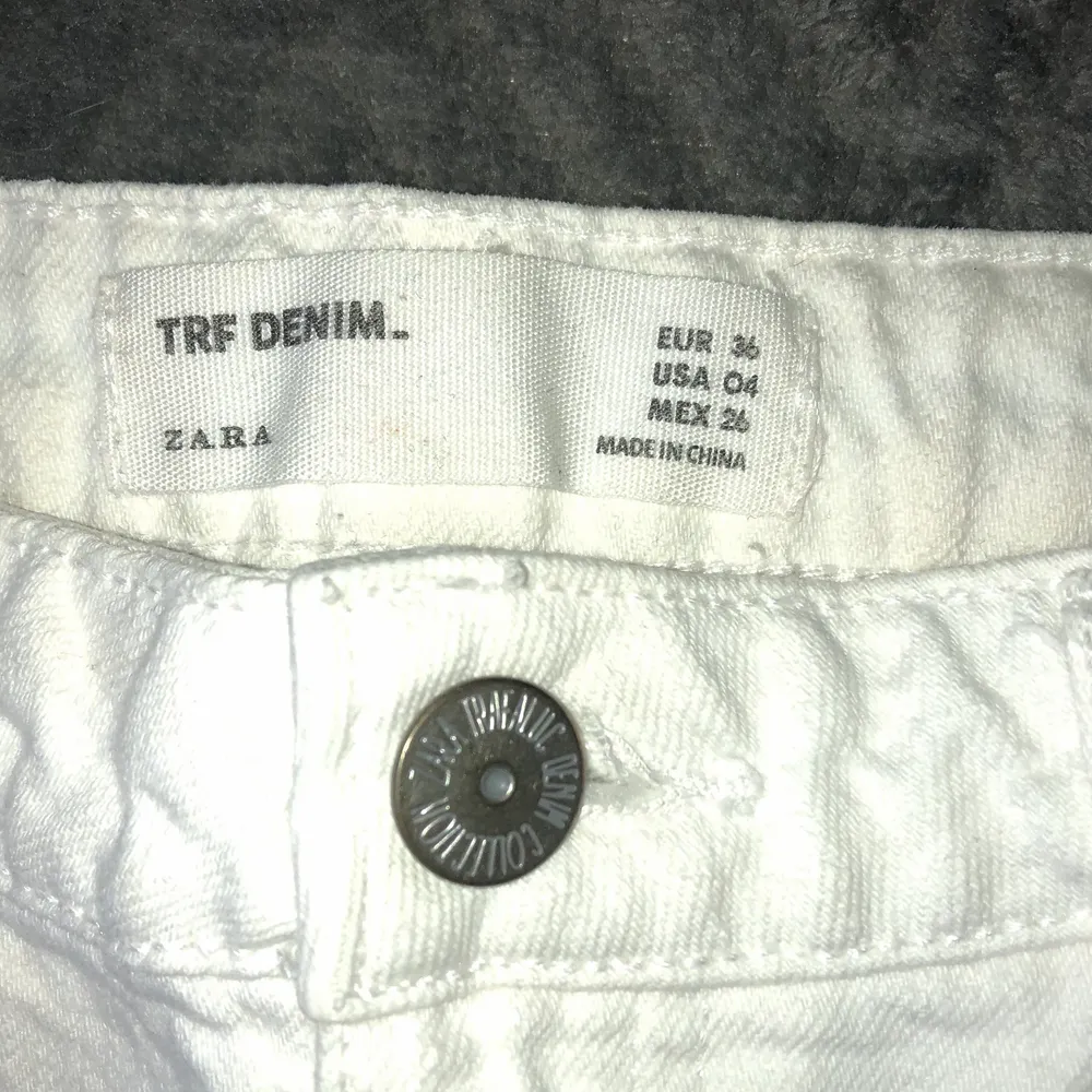 vita shorts från Zara i jättefint skick, knappt använda och säljs då jag köpte fel storlek. Shorts.