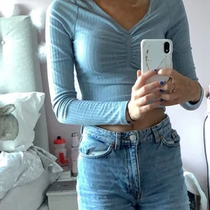 Ljusblå tröja från nakd - Jätte fin ljusblå tröja från nakd i storlek xxs💙inte använt ofta, tröjan ganska stretchig o man kan göra den ganska lång o om man inte vill ha den lång är det jätte smidigt o vika in den lite!💖