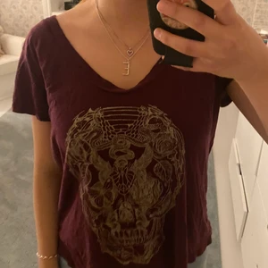 T-shirt zadig - Lite oversize t-shirt från zadig & voltaire. Passar mig som är stolek s i vanliga fall men passar nog mellan xs-m. 💗 