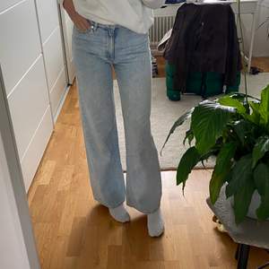 Jeans från monki i en ljusblå färg. modell Yoko. storlek 26. sitter superbra💙