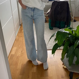 Jeans Monki - Jeans från monki i en ljusblå färg. modell Yoko. storlek 26. sitter superbra💙