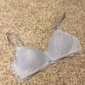 Helt ny oanvänd bralette från intimissimi i modellen Tiziana. Storlek 75B men passar mindre C också. Bild två visar samma bralette men i annan färg. Så fin på! Nypris 309. Säljer för 80kr, köpare står för frakt.