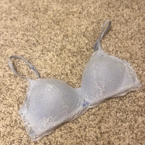 Oanvänd bralette - Helt ny oanvänd bralette från intimissimi i modellen Tiziana. Storlek 75B men passar mindre C också. Bild två visar samma bralette men i annan färg. Så fin på! Nypris 309. Säljer för 80kr, köpare står för frakt.
