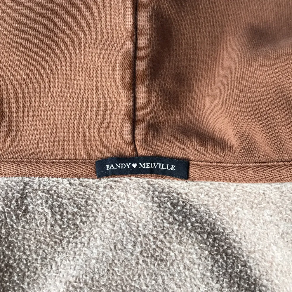 Säljer en brun baggy zip up hoodie från brandy mellvile!!. Tröjor & Koftor.