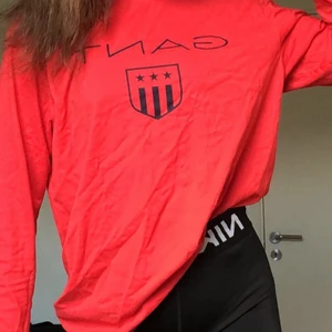 KidsBranStore  - Säljer en fin röd långärmad gant som aldrig är använd, den är väldigt skrynklig på bilen så jag kan stryka den innan jag skickar den. Original pris: 399 kr men ni får buda. Jag kommer dock ha budgivning till den 19 september. 