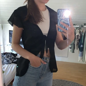 Mesh topp - Så fin mesh topp med små söta detaljer 🥺 säljer då det inte riktigt är min stil. Inga defekter! 🥰