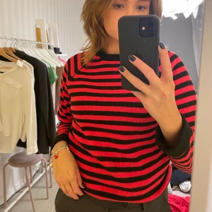 Randig tröja - Röd svart stickad tröja! 