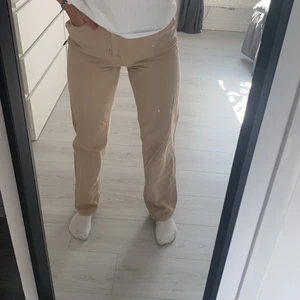 Beigea jeans  - Beigea jeans i storlek 34, använda en gång, (jag är 163 cm)