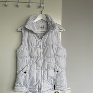 Vit väst - Vit snygg väst. Hel o ren