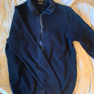 Stickad kofta från Massimo Dutti - Stickad kofta från Massimo Dutti i storlek M i herrstorlek. Använd endast fåtal gånger. Finns att hämta i Nacka eller skickas mot frakt.