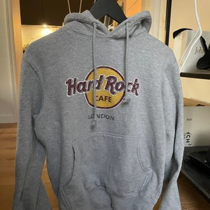 Hard Rock Café London Hoodie - Hard rock café hoodie i storlek M, liten i storleken så sitter som en S