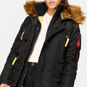 Jacka  - En fin vinter jacka från alpha industries. Använd ett fåtal gånger och säljer den pga den inte passar mig längre. Hör av er om ni har några frågor eller vill se fler bilder😊 inte mina bilder