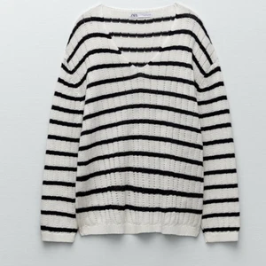 Zara randig tröja  - En vit randig tröja från zara, köpte för 399 och säljer för 150❣️