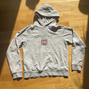 Gant  - Gant hoodie i bra skick den är inte sönder någon stans, den är använd ett par gånger och såklart tvättad så den är inte lika len inuti som den var när jag köpte den men fortfarande jätte skön.