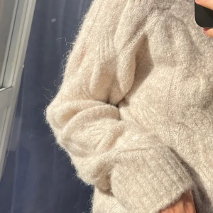 Stickad Ull/Alpackaull - Har flera stickade tröjor i min profil! 🦋 Mysig stickad tröja i 63%!!! Alpackaull och ull 💖 Nästintill oanvänd, 2-3 ggr ca, därav i princip nyskick 💖 Långa mysiga armar, sticks inte 💖