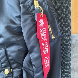 Alpha industires jacka  - Säljer en alpha industries damjacka i storlek S. Jackan är i mycket bra skick bara använd ett par gånger. 