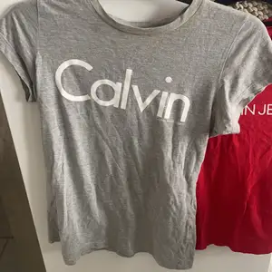 Calvin clein t-shirt, ett par för 150kr, alla 3 par för 400, knappast andvända . Grå och grön i storlek S röd i storlek Xs, allt är äkta