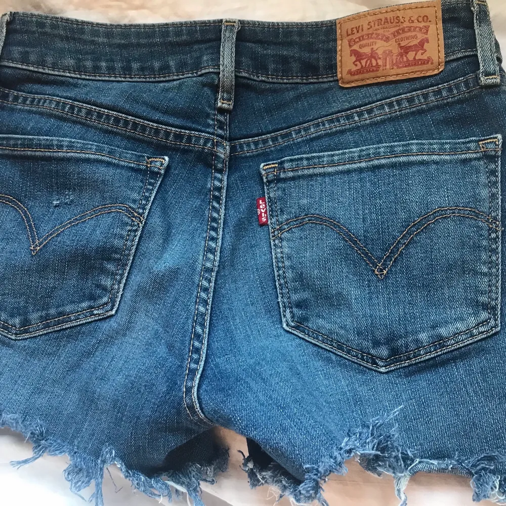 Hej!,säljer dessa super coola och fina lowrise short från Levis i stl 24 vilket motsvarar 32/34 i jeans.⭐️💀💕🥵.. Shorts.