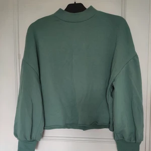 Tröja med puffärm - Cool teal tröja med puffärm från lager157! Den har alltid varit lite stor på mig, så den är nästintill oanvänd. Lite högre krage och perfekt till hösten!