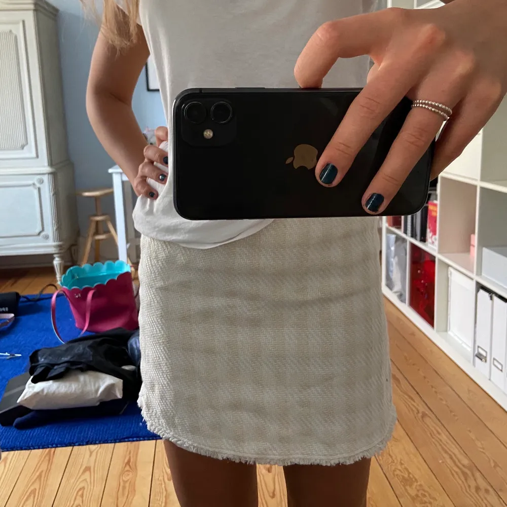 En asfin kjol från zara i ett vitt tweedmönster. Med en cool dragkedja bak som man också kan ha i fram! Möts upp i Stockholm eller fraktar men då står du för frakten😊. Kjolar.