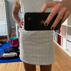 En asfin kjol från zara i ett vitt tweedmönster. Med en cool dragkedja bak som man också kan ha i fram! Möts upp i Stockholm eller fraktar men då står du för frakten😊