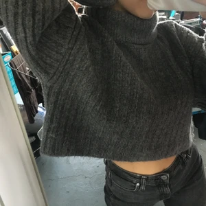 Grå stickad tröja - Grå stickad polo tröja👊🏼