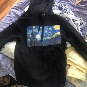 hoodie med tryck - Säljer min hoodie med konsttryck. Den är från the cool elephant, köpt för ett tag sen men har knappt kommit till användning. Liten i storleken, nypris: 600kr❤️ köpare står för frakt