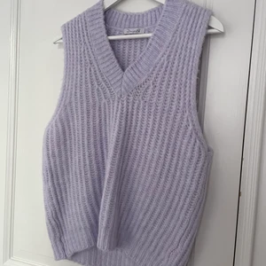 Lila stickad väst  - Aldrig använd stickad väst i lavendellila färg. Storlek S