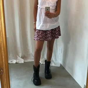 Blommig kjol - Säljer denna färgglada blommiga kjol. Sjukt fin passform och så bekväm. 💕💕 köpt Second hand. 