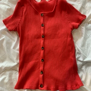 Röd/rosa topp  - Fin röd/rosa topp(den riktiga färgen i sista bilden) storlek 146/152. 50kr + frakt om nt vi möts i Eskilstuna 💗💗💗