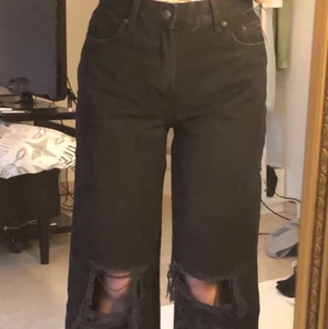 Byxor från Bershka - Svarta byxor från bershka, nypris 399 på zalando. Använd en gång pga av att de är för små i midjan.