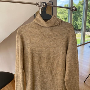 Beige Stickad tröja  - Superfin beige stickad tjocktröja med lite högre krage som viks ner. Färgen gör sig rättvisa på bild! Använd 1 gång. Orginalpris 199kr. 